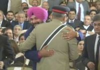 ਸਿੱਧੂ ਵੱਲੋਂ ਪਾਕਿਸਤਾਨ ਦੇ ਫੌਜ ਮੁਖੀ ਨਾਲ ਮੁਲਾਕਾਤ, ਸਰਹੱਦ ਖੋਲ੍ਹ੍ਹਣ ਦਾ ਦਿੱਤਾ ਸੱਦਾ ਸਿੱਧੂ ਵੱਲੋਂ ਪਾਕਿਸਤਾਨ ਦੇ ਫੌਜ ਮੁਖੀ ਨਾਲ ਮੁਲਾਕਾਤ, ਸਰਹੱਦ ਖੋਲ੍ਹ੍ਹਣ ਦਾ ਦਿੱਤਾ ਸੱਦਾ