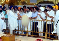 ਸੱਚਖੰਡ ਸ੍ਰੀ ਹਰਿਮੰਦਰ ਸਾਹਿਬ ਵਿਖੇ ਗੁਰੂ ਘਰ ਦੇ ਸ਼ਰਧਾਲੂ ਵੱਲੋਂ ਸੋਨੇ ਦਾ ਚੌਰ ਸਾਹਿਬ ਭੇਟ