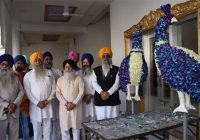 ਸੱਚਖੰਡ ਸ੍ਰੀ ਹਰਿਮੰਦਰ ਸਾਹਿਬ ਵਿਖੇ ਕੀਤੀ ਜਾ ਰਹੀ ਹੈ ਫੁੱਲਾਂ ਦੀ ਸਜ਼ਾਵਟ