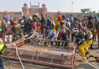 ਕਿਸਾਨਾਂ ਨੇ ਲਾਲ ਕਿਲੇ ਤੇ ਫਹਿਰਾਇਆ ਕੇਸਰੀ ਝੰਡਾ ਦਿੱਲੀ ਵਿੱਚ ਟਰੈਕਟਰ ਪਰੇਡ ਦੌਰਾਨ ਕਿਸਾਨ ਦੀ ਮੌਤ, ਕਿਸਾਨਾਂ ਤੇ ਲਾਠੀਚਾਰਜ, ਹੰਝੂ ਗੈਸ ਦੇ ਗੋਲੇ ਦਾਗੇ ਕਿਸਾਨਾਂ ਨੇ ਲਾਲ ਕਿਲੇ ਤੇ ਫਹਿਰਾਇਆ ਕੇਸਰੀ ਝੰਡਾ ਦਿੱਲੀ ਵਿੱਚ ਟਰੈਕਟਰ ਪਰੇਡ ਦੌਰਾਨ ਕਿਸਾਨ ਦੀ ਮੌਤ, ਕਿਸਾਨਾਂ ਤੇ ਲਾਠੀਚਾਰਜ, ਹੰਝੂ ਗੈਸ ਦੇ ਗੋਲੇ ਦਾਗੇ