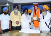 ਜਰਮਨੀ ਦੇ ਰਾਜਦੂਤ ਵਾਲਟਰ ਜੇ ਲਿੰਡਨਰ ਸੱਚਖੰਡ ਸ੍ਰੀ ਹਰਿਮੰਦਰ ਸਾਹਿਬ ਵਿਖੇ ਹੋਏ ਨਤਮਸਤਕ